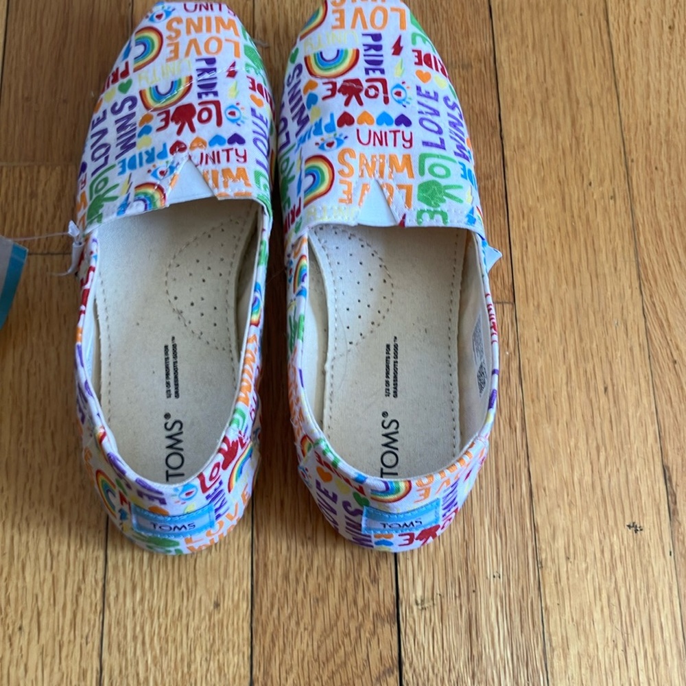 Tom's woman's 61/2 pride shoes